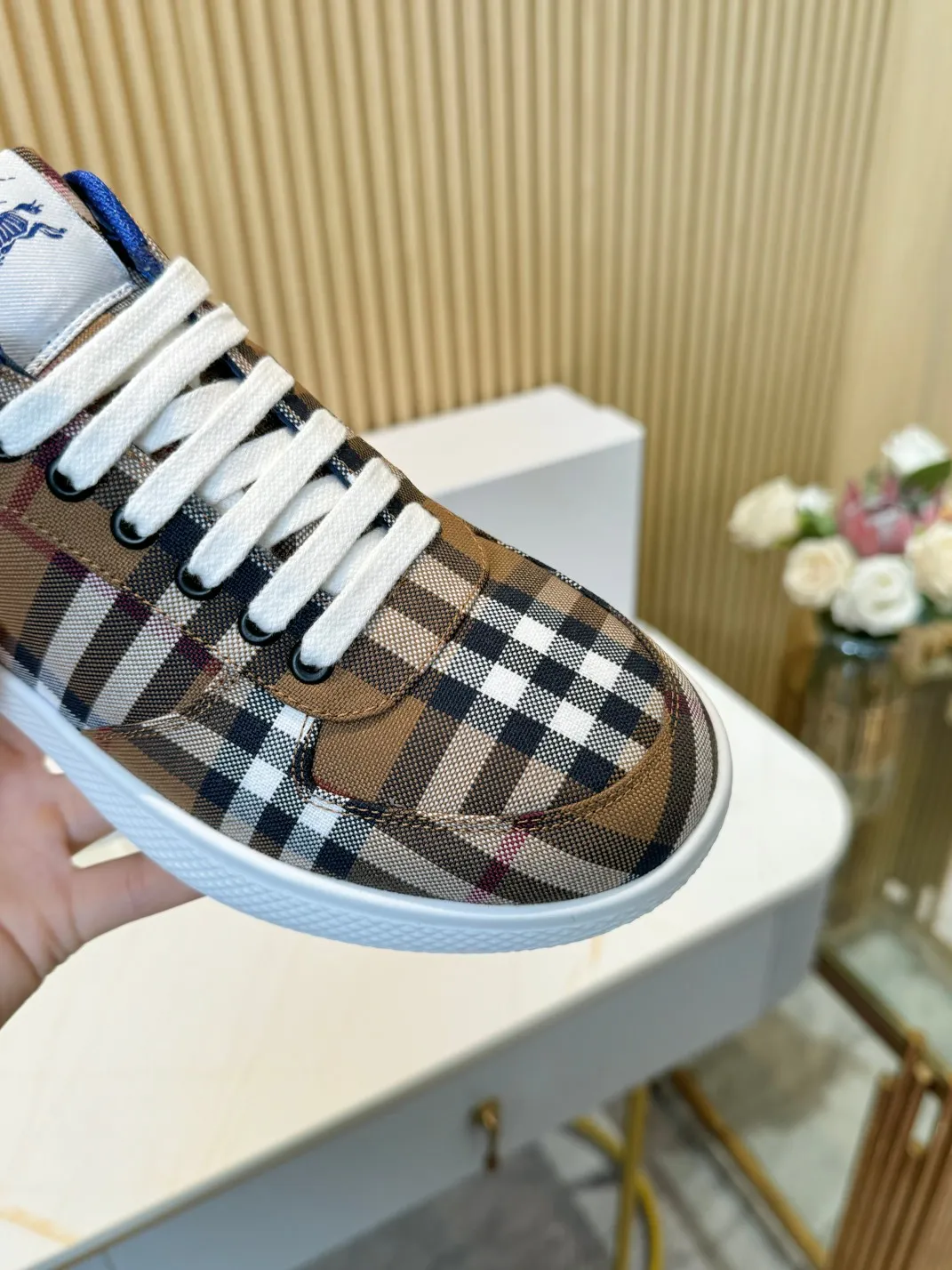 Men's men's shoes 💰560 Burberry's 2024 hot model is released. After three years, the classic plaid returns. It is versatile and decorated with worsted Burberry plaid pattern. Featuring a mesh lining and checkered laces, the rubber sole features the archive Burberry monogram. From Burberry's iconic collection, these wardrobe staples are interpreted with the brand's signature style.   ✅Fabric: classic cotton + silk cowhide ✅Lining: original board lining, silk cowhide lining ✅Outsole: TPU ✅Color: brown ✅Code number: 35-45 for men and women (35, 45 customized)